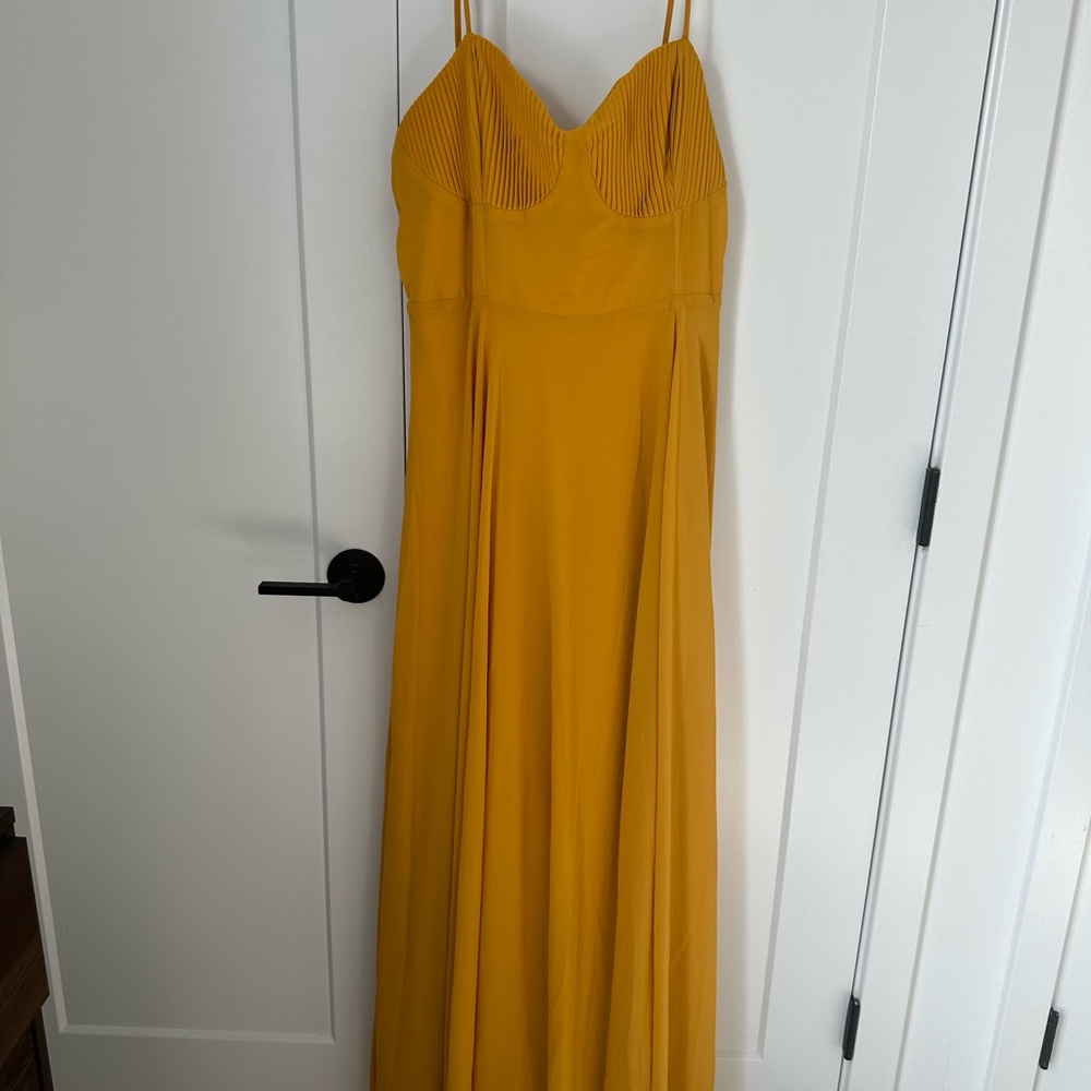 Lulu’s beautiful, flowy yellow wedding guest dress